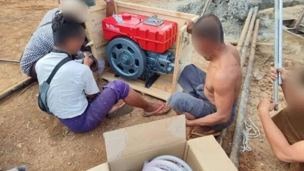 (ရေရှားနေသောစစ်ရှောင်ပြည်သူများအတွက် KURDAF အဖွဲ့က မီးစက်လှူဒါန်းခဲ့စဥ် ။ဓာတ်ပုံ-KURDAF)