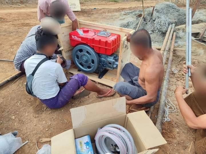 (ရေရှားနေသောစစ်ရှောင်ပြည်သူများအတွက် KURDAF အဖွဲ့က မီးစက်လှူဒါန်းခဲ့စဥ် ။ဓာတ်ပုံ-KURDAF)