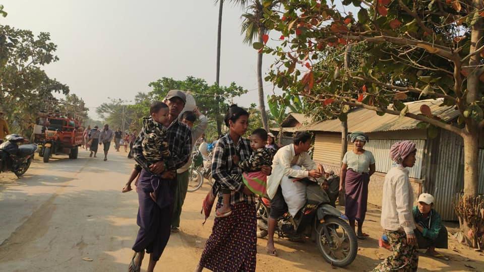 (ထွက်ပြေးတိမ်းရှောင်လာရသော ဒေသခံပြည်သူများအား တွေ့ရစဥ်။ ဓာတ်ပုံ - ခင်ဦးမြို့နယ် သတင်းမှန်ပြန်ကြားရေး)