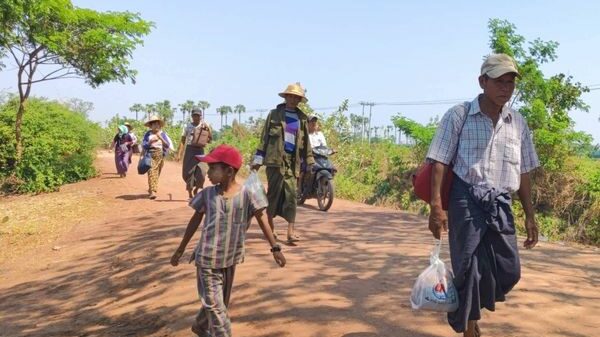 (ထွက်ပြေးတိမ်းရှောင်လာရသော ဒေသခံပြည်သူများအား တွေ့ရစဥ်။ ဓာတ်ပုံ - ခင်ဦးမြို့နယ် သတင်းမှန်ပြန်ကြားရေး)