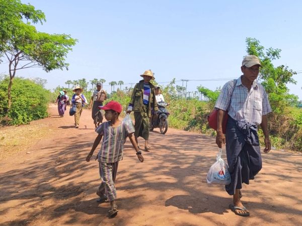 (ထွက်ပြေးတိမ်းရှောင်လာရသော ဒေသခံပြည်သူများအား တွေ့ရစဥ်။ ဓာတ်ပုံ - ခင်ဦးမြို့နယ် သတင်းမှန်ပြန်ကြားရေး)