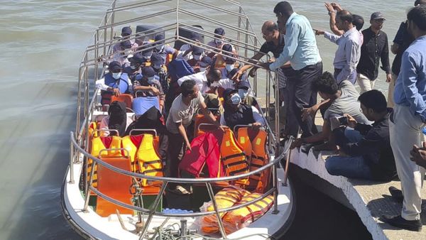 (ရိုဟင်ဂျာ ၂၀ ​လောက်နဲ့ ဘင်္ဂလားဒေ့ရှ် နိုင်ငံကအစိုးရအရာရှိ​တွေ ​မေ ၅ ရက်က ​မောင်း​တောကိုလာ​ရောက်ကြည့်ရှု့စဥ်။ဓါတ်ပုံ-AFP ၊Arab News)