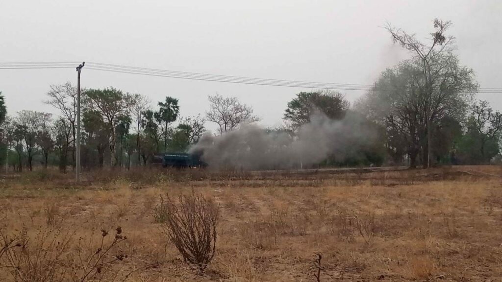 (ပျူကားမီးလောင်ပျက်စီးနေစဥ်/ ပျူကားပေါ်မှ ရိက္ခာများကို ပကဖများသိမ်းယူစဥ်။ဓါတ်ပုံ-မြိုင်ပကဖ)