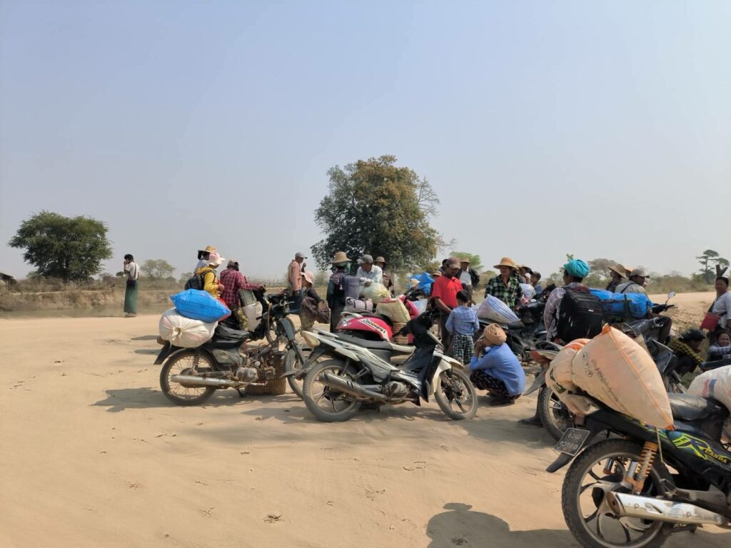 (ထွက်ပြေးတိမ်းရှောင်လာရသော ဒေသခံပြည်သူများအား တွေ့ရစဥ်။ ဓာတ်ပုံ - ခင်ဦးမြို့နယ် သတင်းမှန်ပြန်ကြားရေး)