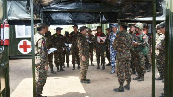 (စစ်တပ်၏ ပူးပေါင်းစစ်ဆင်ရေးတွင်တွေ့ရသော စစ်ခေါင်းဆောင်မင်းအောင်လှိုင်နှင့်အဖွဲ့။ဓာတ်ပုံ - cincds)