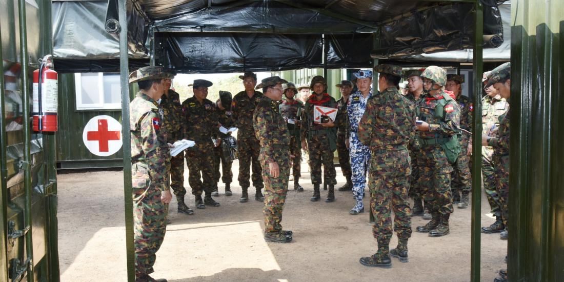 (စစ်တပ်၏ ပူးပေါင်းစစ်ဆင်ရေးတွင်တွေ့ရသော စစ်ခေါင်းဆောင်မင်းအောင်လှိုင်နှင့်အဖွဲ့။ဓာတ်ပုံ - cincds)