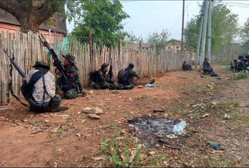 (မေလ ၁ ရက်က ဘောလခဲမြို့တွင်းတိုက်ပွဲအတွင်းတွေ့ရသော ကာကွယ်ရေးတပ်ဖွဲ့ဝင်များ။ ဓာတ်ပုံ - BPDF)