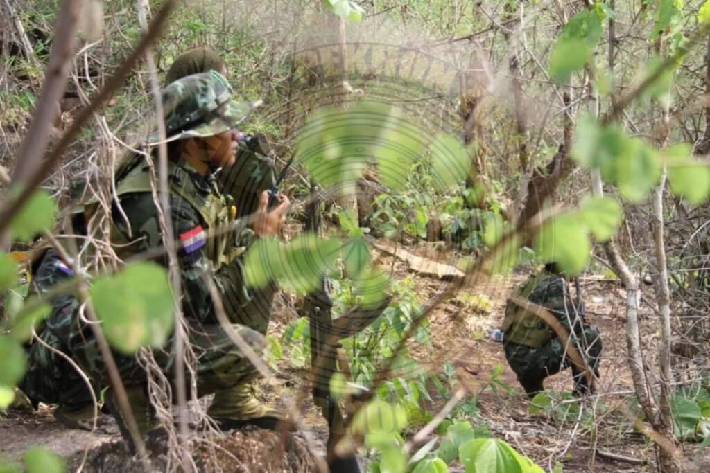 (ဖယ်ခုံမြို့နယ် စစ်မျက်နှာတစ်ခုအတွင်း ကရင်နီအမျိုးသားများကာကွယ်ရေးတပ်ဖွဲ့ဝင်များအား တွေ့ရစဥ်။ ဓာတ်ပုံ - KNDF)