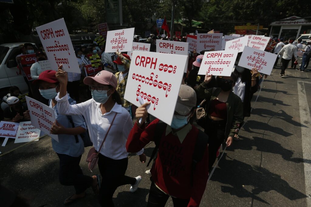 (စစ်တပ်အာဏာသိမ်းပြီးနောက် ဖွဲ့စည်းလိုက်သော ပြည်ထောင်စုလွှတ်တော်ကိုယ်စားပြုကော်မတီ(CRPH)အား ထောက်ခံကြောင်းဆန္ဒထုတ်ဖော်နေသည်ကို ရန်ကုန်မြို့၌ ၂၀၂၁ ဖေဖော်ဝါရီ၂၀ရက်က တွေ့ရစဥ်။ ဓာတ်ပုံ - PS)
