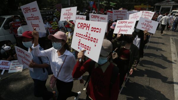 (စစ်တပ်အာဏာသိမ်းပြီးနောက် ဖွဲ့စည်းလိုက်သော ပြည်ထောင်စုလွှတ်တော်ကိုယ်စားပြုကော်မတီ(CRPH)အား ထောက်ခံကြောင်းဆန္ဒထုတ်ဖော်နေသည်ကို ရန်ကုန်မြို့၌ ၂၀၂၁ ဖေဖော်ဝါရီ၂၀ရက်က တွေ့ရစဥ်။ ဓာတ်ပုံ - PS)