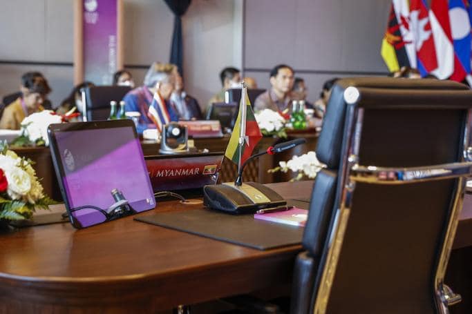 (အင်ဒိုနီးရှားသမ္မတဦးဆောင်သောအင်ဒိုအစိုးရတာဝန်ရှိသူများကိုအာဆီယံထိပ်သီးအစည်းအဝေးတွင်တွေ့ရမှု/အာဆီယံထိပ်သီးအစည်းအဝေးမှမြန်မာနိုင်ငံထိုင်ခုံလွတ်။ ဓါတ်ပုံ-Ruetir ၊ ရိုက်တာ)