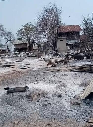 (ပဇီကြီးရွာကိုလေကြောင်းမှ ဗုံးကျဲတိုက်ခိုက်ခံရပြီးနောက်မြင်ကွင်း / သေဆုံးသူများကိုဧပြီ ၁၃ ရက်က မီသဂြိုဟ်နေစဥ်မြင်ကွင်းနှင့်စစ်တပ်က စစ်ကြောင်းထိုး၍ရွာကိုမီးရှို့ပြီးနောက် မေလဆန်းမြင်ကွင်း။ဓါတ်ပုံ-CJ)