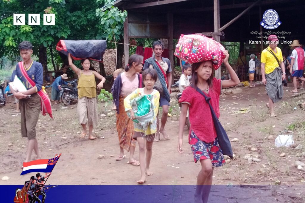 (ထွက်ပြးတိမ်းရှောင်နေရသော မူးမြို့နယ်အတွင်းမှ ဒေသခံပြည်သူများအား တွေ့ရစဥ်။ ဓာတ်ပုံ - KNU)
