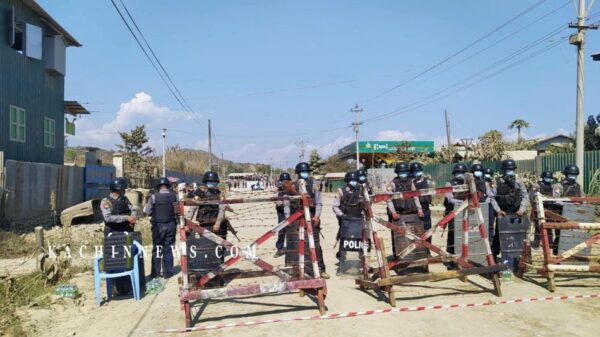 (စစ်တပ်အာဏာသိမ်းပြီးနောက် ဖားကန့်မြို့တွင် ဆန္ဒပြသူများအား ဖြိုခွင်းရန် ပြင်ဆင်နေသည့် ရဲများအား တွေ့ရစဉ်။ ဓာတ်ပုံ - CJ)