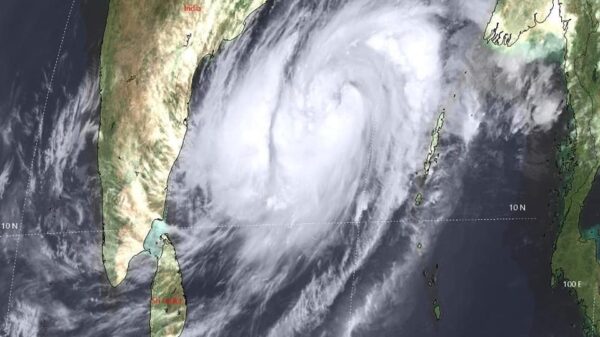 (JTWC ၊ Winderground ၊ IMD တို့၏ မုန်တိုင်းအင်အား၊ဖြတ်သန်းနိုင်​သောလမ်း​ကြောင်းခန့်မှန်းချက်များနှင့် မုန်တိုင်းကို ဂြိုဟ်တုမှ မြင်​တွေရ​သောပုံများဖြစ်ပါသည်)