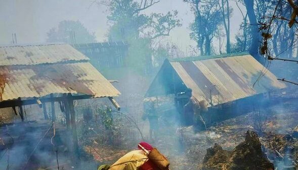 (မင်းတပ်မြို့နယ်တနေရာတွင် မေလ ၉ ရက် စစ်ကောင်စီတပ် ပစ်ခတ်သည့် လက်နက်ကြီးကျည် ပေါက်ကွဲပြီးနောက် တွေ့ရစဉ်။ ဓာတ်ပုံ - Salai Naing Hung)