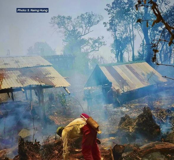 (မင်းတပ်မြို့နယ်တနေရာတွင် မေလ ၉ ရက် စစ်ကောင်စီတပ် ပစ်ခတ်သည့် လက်နက်ကြီးကျည် ပေါက်ကွဲပြီးနောက် တွေ့ရစဉ်။ ဓာတ်ပုံ - Salai Naing Hung)