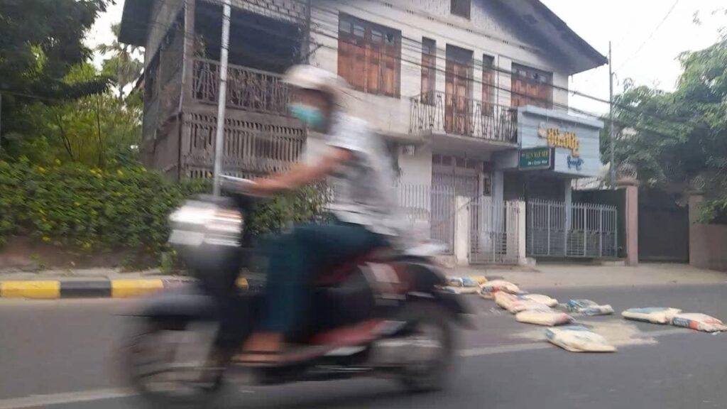 (ဗုံးပေါက်ကွဲမှုဖြစ်ပွားခဲ့ပြီးနောက် ဒေါက်တာဇော်မြင့်မောင်နေအိမ်ရှေ့အား ယနေ့နံနက်က တွေ့ရစဥ်။ ဓာတ်ပုံ - PS)