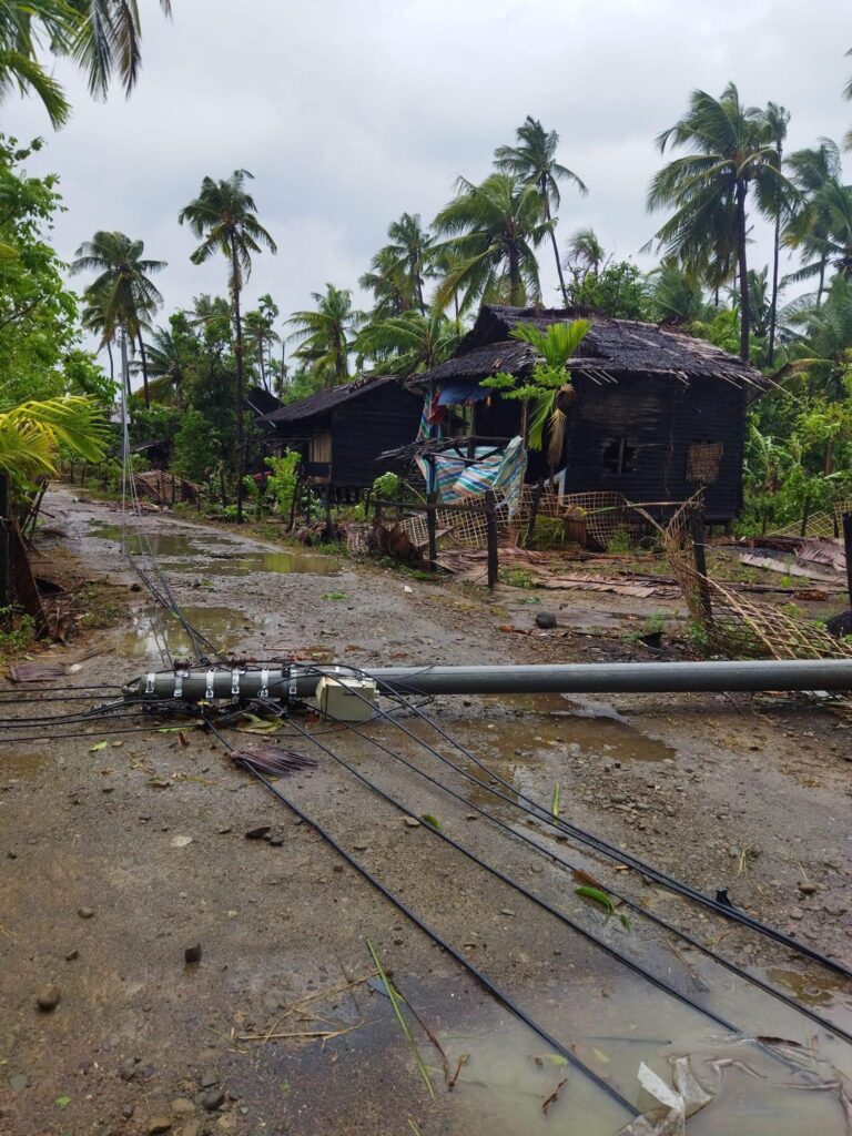 (မိုခါမုန်တိုင်းတိုက်ခတ်ပြီးနောက် ရခိုင်ပြည်နယ်ရှိ စစ်တွေ၊ ကျော်တော်၊ဂွမြို့နယ်တို့ရှိ မြင်ကွင်းများ။ ဓာတ်ပုံ - Khaing Ko Zin၊ Ko Gyi Kyaw၊ CJ)