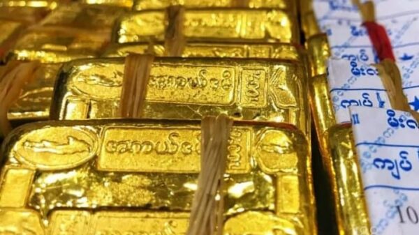 (​​ဈေးကွက်တွင် ​ရွှေအတုံးဝယ်သူများ​နေ​သော်လည်း အထည်ဝယ်သူနည်း​နေသည်။ဓါတ်ပုံ- TSC)