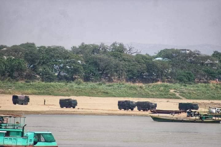 မုံရွာမှ ဆားလင်းကြီးမြို့နယ် လက်ပံတောင်းတောင်ကြေးနီစီမံကိန်းသို့ ကူးရန်ပြင်ဆင်နေသော စစ်ကားများအား ယမန်နှစ်အတွင်းက တွေ့ရစဥ်။ရဓာတ်ပုံ-Cj