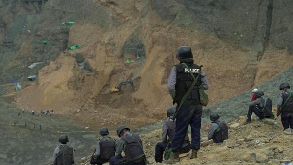 (ဖားကန့်ရှိ ကျောက်စိမ်းလုပ်ကွက်တွင် လုံခြုံရေးယူနေသော ရဲများအား တွေ့ရစဉ်။ ဓာတ်ပုံ - CJ)