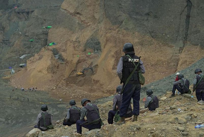 (ဖားကန့်ရှိ ကျောက်စိမ်းလုပ်ကွက်တွင် လုံခြုံရေးယူနေသော ရဲများအား တွေ့ရစဉ်။ ဓာတ်ပုံ - CJ)