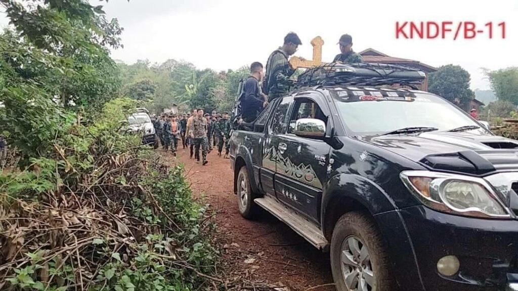 (KNDF B/11မှ တပ်ရင်းမှူးအန်းဂျလို(လို့)၏ စျာပနအခမ်းအနားအား လိုက်လံပို့ဆောင်ကြစဥ်။ ဓာတ်ပုံ - KNDF)