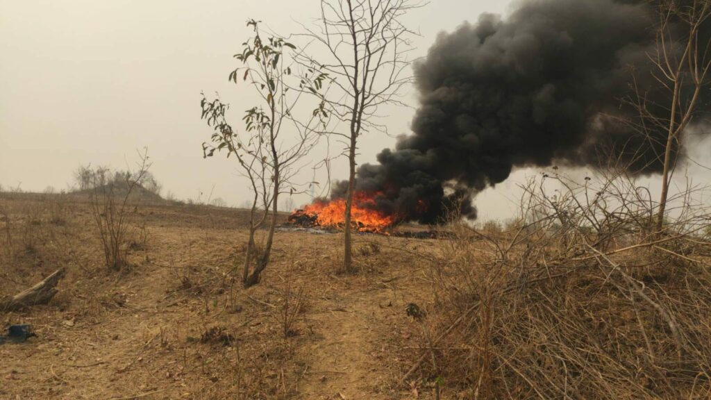 (ပဇီကြီးရွာကိုလေကြောင်းမှ ဗုံးကျဲတိုက်ခိုက်ခံရပြီးနောက်မြင်ကွင်း / သေဆုံးသူများကိုဧပြီ ၁၃ ရက်က မီသဂြိုဟ်နေစဥ်မြင်ကွင်းနှင့်စစ်တပ်က စစ်ကြောင်းထိုး၍ရွာကိုမီးရှို့ပြီးနောက် မေလဆန်းမြင်ကွင်း။ဓါတ်ပုံ-CJ)