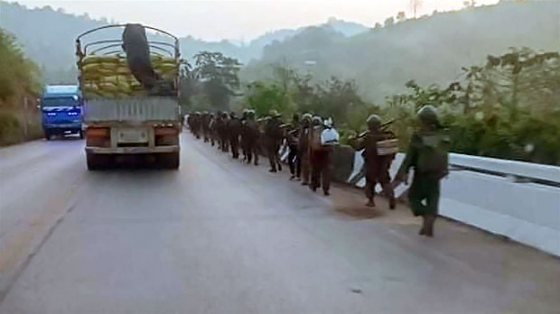 (ကော့ကရိတ် - မြဝတီ အာရှလမ်းမကြီးပေါ်တွင် ခြေလျင်ချီတက်နေသော စစ်ကောင်စီတပ်သားများကို ၂၀၂၂ မတ်လ ၁၂ ရက်နေ့က တွေ့ရစဉ်။ဓာတ်ပုံ - CJ)