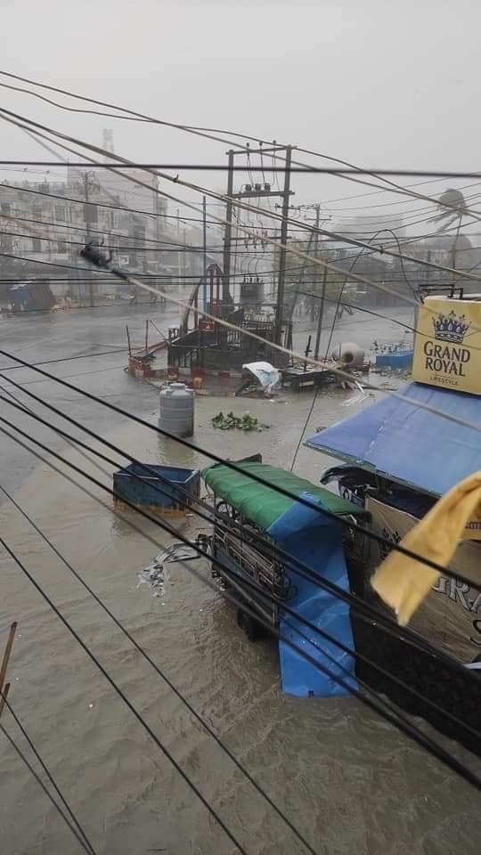(IMD နှင့် JTWCတို့၏ မိုခါမုန်တိုင်းတိုက်ခတ်ခဲ့သောလမ်းကြောင်း၊တိုက်ခတ်ခဲ့သောလေတိုက်နှုန်းနှင့် ဖြတ်သန်းတိုက်ခိုက်မည့်ခန့်မှန်းချက်/ မုန်တိုင်းကြောင့်စစ်တွေမြို့တွင် မုန်တိုင်းဒီရေများဝင်လာစဥ်။ ဓါတ်ပုံ-CJ)