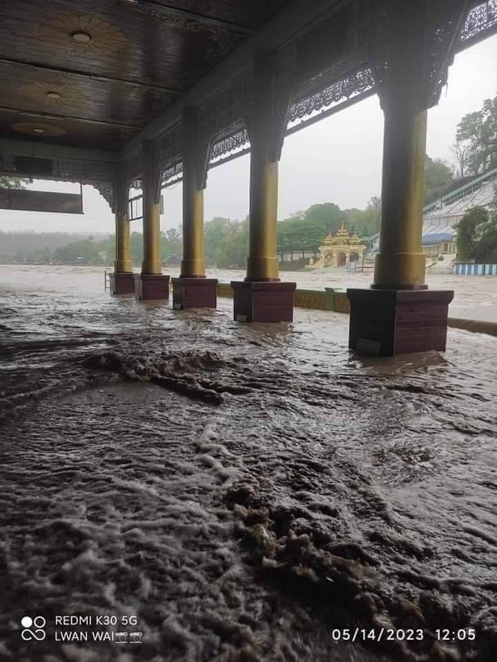 (ဆင်ဖြူကျွန်းမြို့ပေါ်နှင့် ကျေးရွာများ မေ ၁၄ ရက်ကရေကြီးရေလျှံမှုဖြစ်ပွားနေစဥ်။ ဓာတ်ပုံ - CJ)