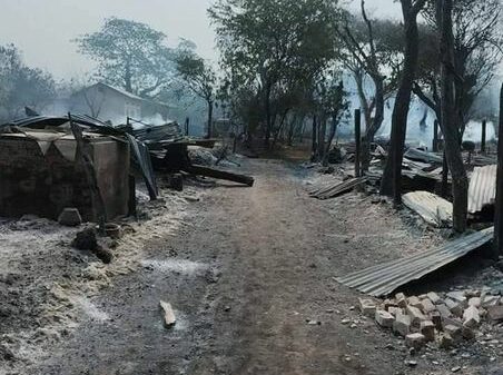 (ငါးယှန်ကျေးရွာအား စစ်ကောင်စီတပ်က မီးရှို့ဖျက်ဆီးသွားပြီးနောက် တွေ့ရစဥ်။ ဓာတ်ပုံ - CJ)