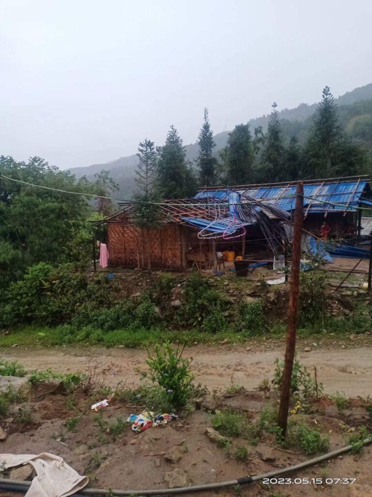 (KIO ထိန်းချုပ်နယ်မြေရှိ စစ်ရှောင်စခန်း နှစ်ခုမှ နေအိမ်အဆောက်အဦးများ ပျက်စီးနေမှုကို တွေ့ရစဉ်။ ဓာတ်ပုံ - Kachin Gander Star Group)