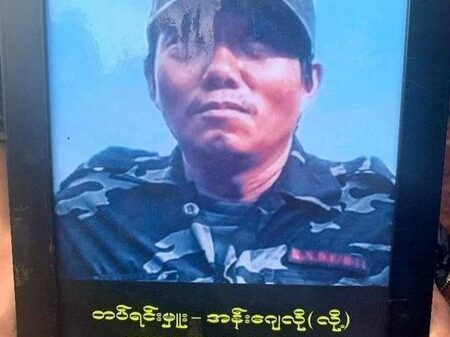 (KNDF B/11မှ တပ်ရင်းမှူးအန်းဂျလို(လို့)၏ စျာပနအခမ်းအနားအား လိုက်လံပို့ဆောင်ကြစဥ်။ ဓာတ်ပုံ - KNDF)