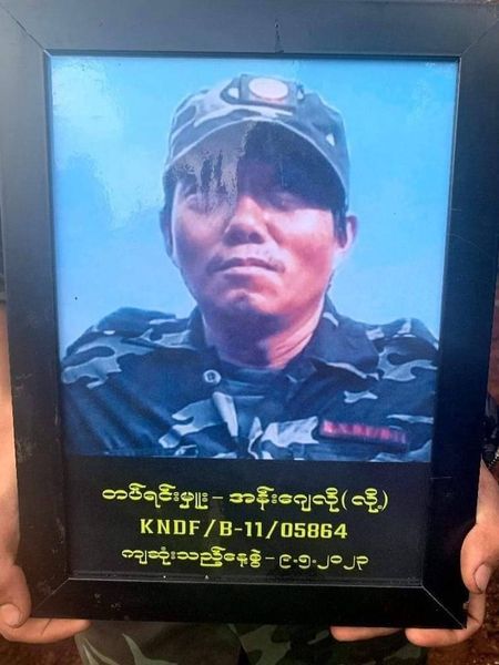 (KNDF B/11မှ တပ်ရင်းမှူးအန်းဂျလို(လို့)၏ စျာပနအခမ်းအနားအား လိုက်လံပို့ဆောင်ကြစဥ်။ ဓာတ်ပုံ - KNDF)
