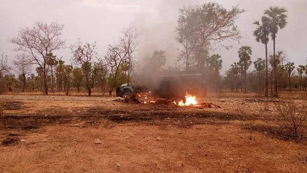(ပျူကားမီး​လောင်ပျက်စီး​နေစဥ်/ ပျူကား​ပေါ်မှ ရိက္ခာများကို ပကဖများသိမ်းယူစဥ်။ဓါတ်ပုံ-မြိုင်ပကဖ)