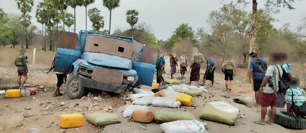 (ပျူကားမီးလောင်ပျက်စီးနေစဥ်/ ပျူကားပေါ်မှ ရိက္ခာများကို ပကဖများသိမ်းယူစဥ်။ဓါတ်ပုံ-မြိုင်ပကဖ)