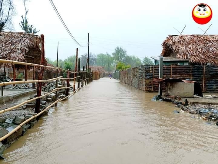 (ယင်းမာပင်နယ်ရှိ ကျေးရွာချင်းဆက်လမ်းများ ပျက်စီးနေသည်ကို တွေ့ရစဥ် နှင့် ဆားလင်းကြီးနယ်ရှိ စစ်ဘေးရှောင်နေအိမ်အချို့ ရေများဝင်ရောက်နေစဥ်။ ဓာတ်ပုံ- ပြည်ထောင်စုလွတ်မြောက်ရေးတပ်ဦး(ဗဟို)၊ အညာပစ်တိုင်းထောင်လေးများ)