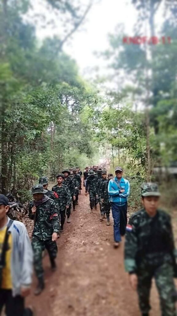 (KNDF B/11မှ တပ်ရင်းမှူးအန်းဂျလို(လို့)၏ စျာပနအခမ်းအနားအား လိုက်လံပို့ဆောင်ကြစဥ်။ ဓာတ်ပုံ - KNDF)