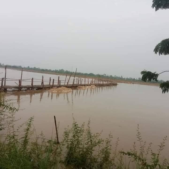 (ခင်ဦးနှင့် ရေဦးနယ်သို့ ဆက်သွယ်ထားသောပျက်စီးသွားသည့် ကိုယ်ထူကိုယ်ထတံတားအား တွေ့ရစဥ်နှင့် ပုလဲနယ်အတွင်း မိုခါမုန်တိုင်းကြောင့် ပျက်စီးဆုံးရှုံးမှုများအား တွေ့ရစဥ်။ ဓာတ်ပုံ - Pale Entertainment၊ KDK)