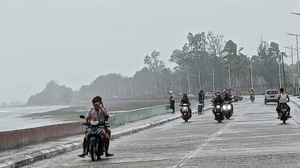(ယနေ့ မေ ၁၃ ၇က်နေ့လယ်ပိုင်းကမြင်တွေ့ရသည့် စစ်တွေကမ်းနားနှင့် မြို့ပေါ်နေရာအချို့ မြင်ကွင်း။ဓါတ်ပုံ-CJ)