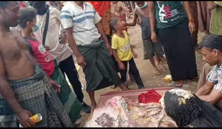 (စစ်တွေမြို့နယ်က မိုခါမုန်တိုင်းဒဏ်ခံခဲ့ရတဲ့ ဂျိုဟင်ဂျာ မွတ်စလင် ဒုက္ခသည်စခန်းတွေနဲ့ ကျေးရွာတွေမှာ မုန်တိုင်းကြောင့် အပျက်အစီးတွေ ၊ သေဆုံးထိခိုက်ပျက်စီးမှုကောက်ယူပြီးတဲ့ရွာစာရင်းနဲ့ သေဆုံးသွားသူတွေရဲ့ နာရေးပြုလုပ်ဖို့ ပြင်ဆင်နေစဥ်။ဓါတ်ပုံ- Getty Images ၊CJ)