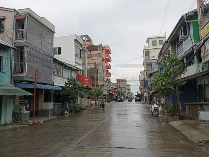 (ယနေ့ မေ ၁၃ ၇က်နေ့လယ်ပိုင်းကမြင်တွေ့ရသည့် စစ်တွေကမ်းနားနှင့် မြို့ပေါ်နေရာအချို့ မြင်ကွင်း။ဓါတ်ပုံ-CJ)