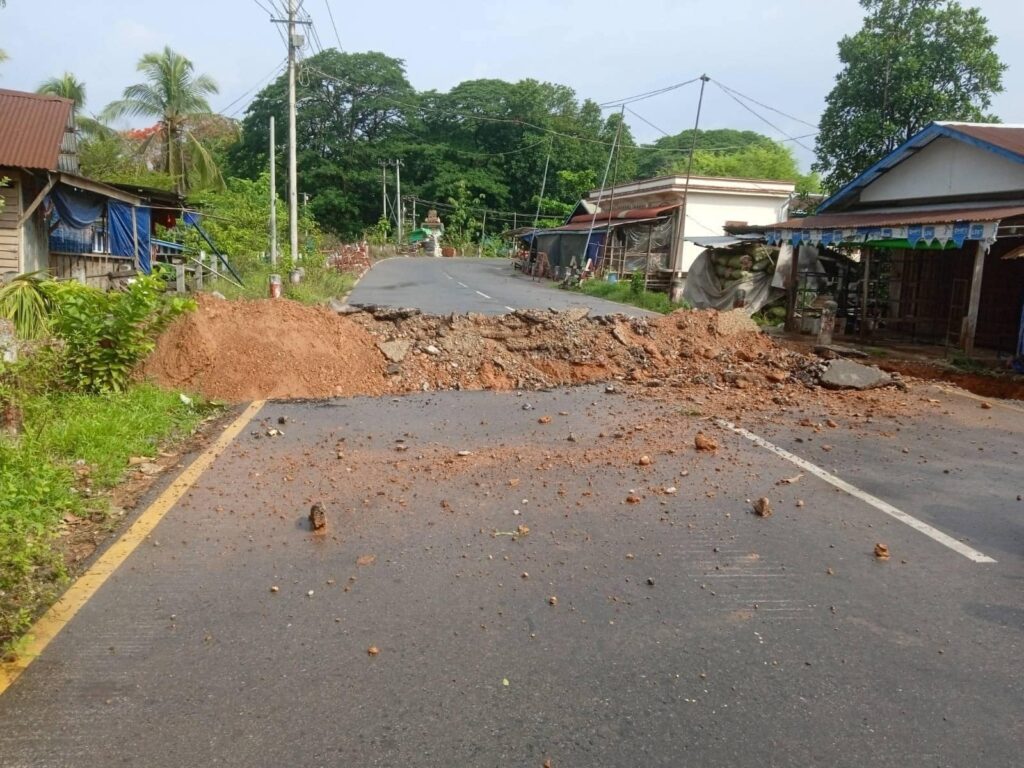 (စစ်ကောင်စီတပ်က ကော့ကရိတ်မြို့အဝင် လမ်းများကို စက်ယန္တရားများအသုံးပြု ဖျက်ဆီးထားစဉ်။ ဓာတ်ပုံ - ဒူးပလာယာခရိုင်)