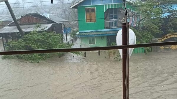 (စစ်​တွေမြို့တွင် မုန်တိုင်းဒီ​ရေ တက်လာသည်ကို ​ယ​​နေ့ (​မေ ၁၄)​နေ့ခင်းပိုင်းက​တွေ့ရစဥ်။ဓါတ်ပုံ-BNA ၊ CJ)