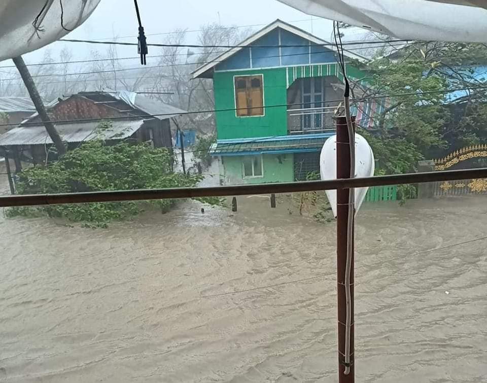 (စစ်​တွေမြို့တွင် မုန်တိုင်းဒီ​ရေ တက်လာသည်ကို ​ယ​​နေ့ (​မေ ၁၄)​နေ့ခင်းပိုင်းက​တွေ့ရစဥ်။ဓါတ်ပုံ-BNA ၊ CJ)