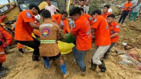 (သေဆုံးသူနှစ်ဦး၏ ရုပ်အလောင်းအား သယ်ဆောင်နေစဥ်။ ဓာတ်ပုံ - တာချီလိတ်လူမှုကူညီ​ရေးအသင်း)