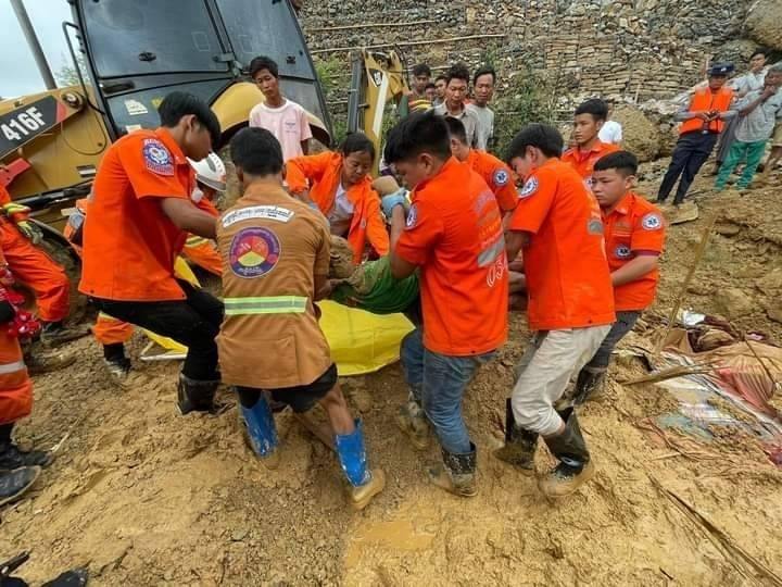 (သေဆုံးသူနှစ်ဦး၏ ရုပ်အလောင်းအား သယ်ဆောင်နေစဥ်။ ဓာတ်ပုံ - တာချီလိတ်လူမှုကူညီ​ရေးအသင်း)