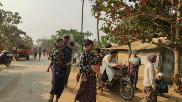 (စစ်ကောင်စီတပ် စစ်ကြောင်းထိုး မီးရှိဖျက်ဆီးမှုများကြောင့် ထွက်ပြေးတိမ်းရှောင်နေရသော ခင်ဦးနယ် ပြည်သူများအား ၂၀၂၃ မေလ ၈ရက်က တွေ့ရစဥ်။ ဓာတ်ပုံ- ခင်ဦးမြိုနယ် သတင်းမှန်ပြန်ကြားရေး)